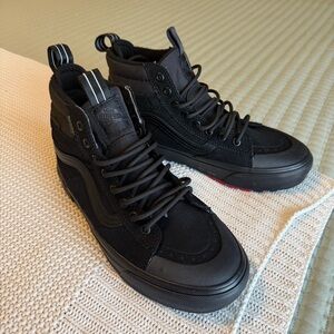 Sk8-Hi Waterproof Insulated Shoe Black Mens 7 or Womens 8.5